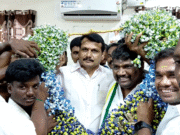 முன்னாள் அமைச்சருக்கு 30 கிலோ சாக்லேட் மாலை அசத்திய ராஜ கவுண்டர்.