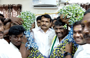 முன்னாள் அமைச்சருக்கு 30 கிலோ சாக்லேட் மாலை அசத்திய ராஜ கவுண்டர்.