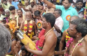 கரூர் மேட்டு மகாதானபுரத்தில் மகாலட்சுமி ஆலயத்தில் தலையில் தேங்காய் உடைக்கும் திருவிழா.