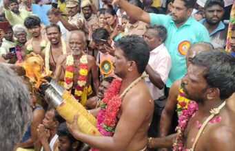 கரூர் மேட்டு மகாதானபுரத்தில் மகாலட்சுமி ஆலயத்தில் தலையில் தேங்காய் உடைக்கும் திருவிழா.
