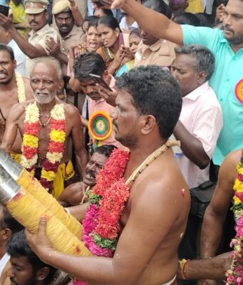 கரூர் மேட்டு மகாதானபுரத்தில் மகாலட்சுமி ஆலயத்தில் தலையில் தேங்காய் உடைக்கும் திருவிழா.