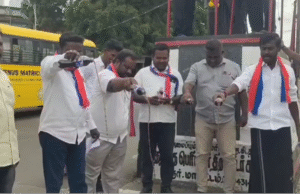வெளிநாட்டு குளிர்பானங்களை பெரியார் சிலை முன்பு சாலையில் ஊற்றி எதிர்ப்பு .