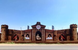 கரூரில் நாளை திமுக முப்பெரும் விழா நடைபெறுவதை முன்னிட்டு பிரம்மாண்டமாக நடைபெற்று வரும் பணிகள்