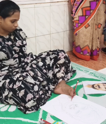துணை முதலமைச்சர் உதயநிதி ஸ்டாலினை காலால் வரைந்து அசத்திய மாற்றுத்திறனாளி மாணவி