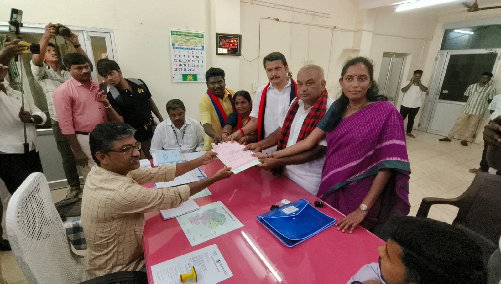 கரூரில் திமுக வேட்பாளர் தியாகராஜன் முன்னாள் அமைச்சர் செந்தில் பாலாஜி தலைமையில் வேட்பு மனு தாக்கல்